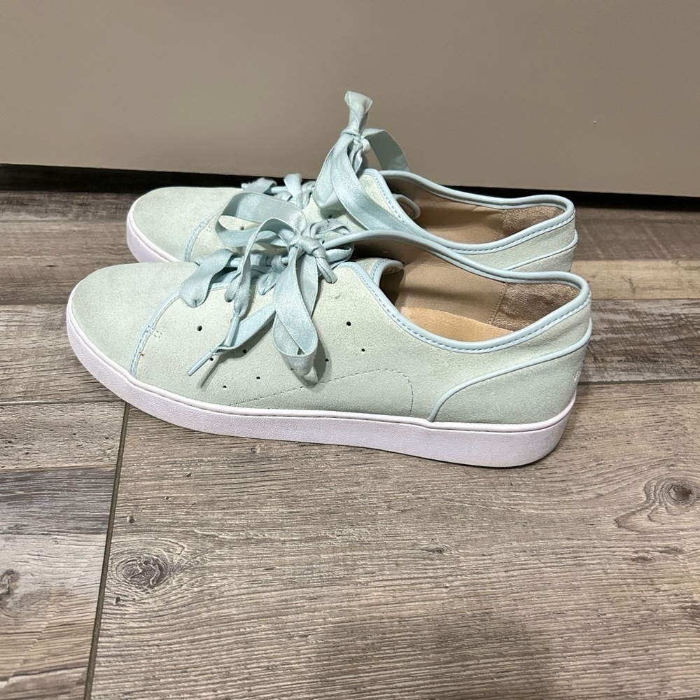 Vionic Keke women's supportive sneakers light blue suede with ribbon laces